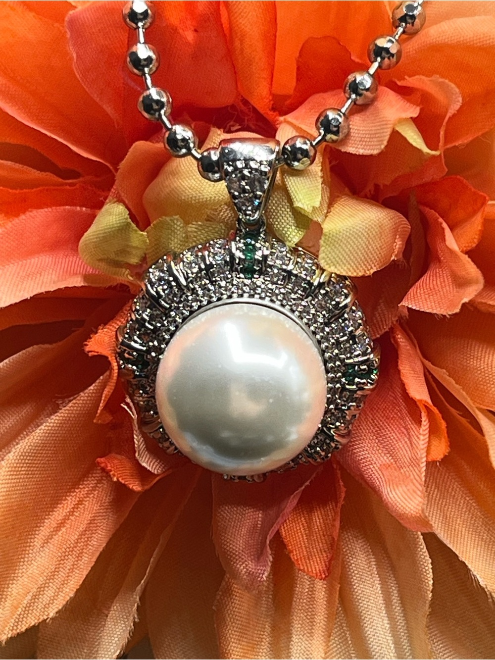 Vintage 16mm White Faux Pearl Necklace Emerald Rhinestone Solitaire Pendant
